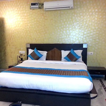 Hotel Ananda Делхи Екстериор снимка